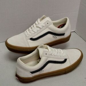 Vans Old Skool Pro In White and gum Outsoles